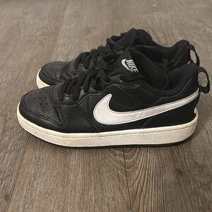 Youth Girl Nike Court Borough Low Size 4